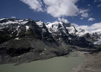 Avusturya’nın en süratli eriyen buzulu onlarca yıllık cesedi ortaya çıkardı