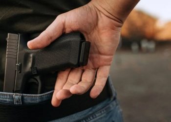 Babasıyla tartışan kişiyi vurdu, silahı almak isteyen babasını ezkaza öldürdü