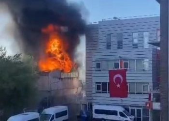 Bağcılar’da geri dönüşüm tesisinde yangın