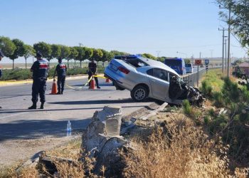 Bariyerlere çarpan arabanın 16 yaşındaki şoförü öldü