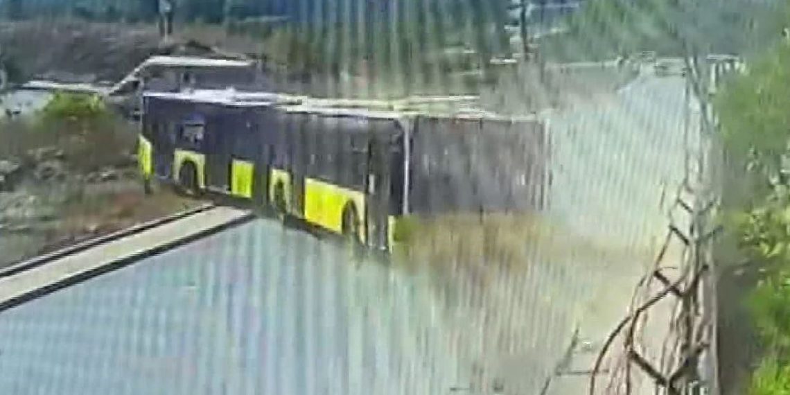 Başakşehir’de İETT otobüsü devrildi