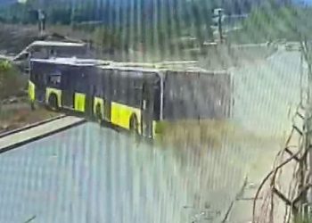 Başakşehir’de İETT otobüsü devrildi