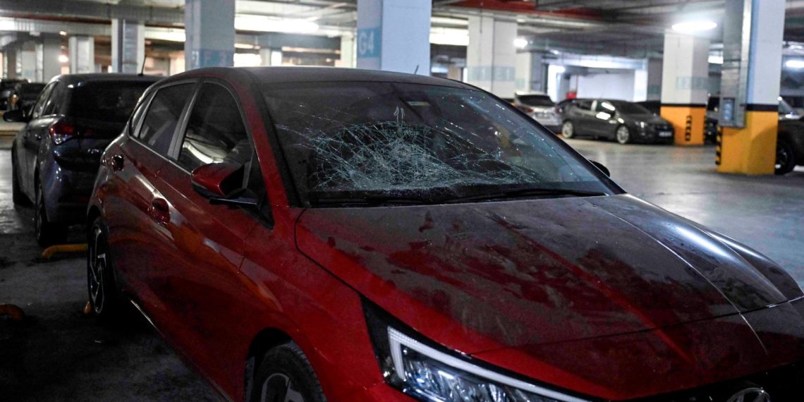 Bayrampaşa’daki İSPARK otoparkında araçlara ziyan verildi