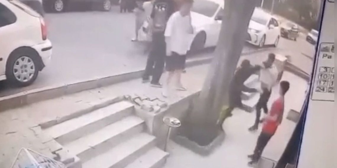 Berberde çıkan sıra arbedesinde yumrukla yere yığıldı