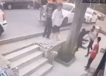 Berberde çıkan sıra arbedesinde yumrukla yere yığıldı