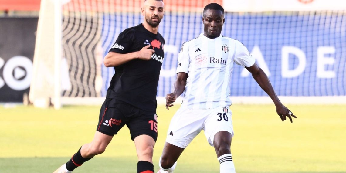 Beşiktaş’ın yeni transferi Eric Bailly birinci maçında sakatlandı