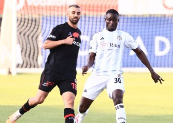 Beşiktaş’ın yeni transferi Eric Bailly birinci maçında sakatlandı