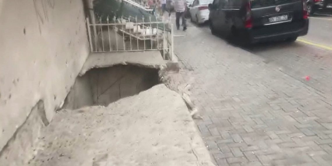 Beton yer çöktü: İki kişi çukura düştü
