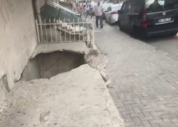 Beton yer çöktü: İki kişi çukura düştü