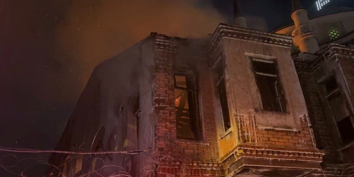 Beyoğlu’nda 2 katlı metruk bina alev alev yandı