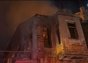 Beyoğlu’nda 2 katlı metruk bina alev alev yandı