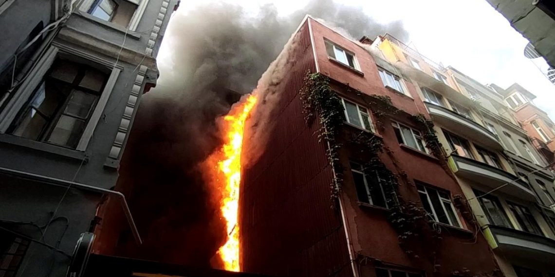 Beyoğlu’nda otelde yangın