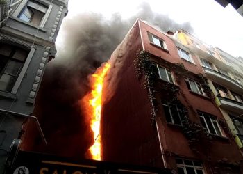 Beyoğlu’nda otelde yangın