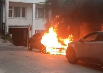 Beyoğlu’nda park halindeki araba alev alev yandı