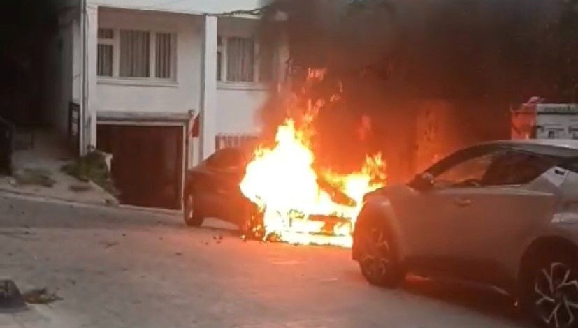 Beyoğlu’nda park halindeki araba alev alev yandı