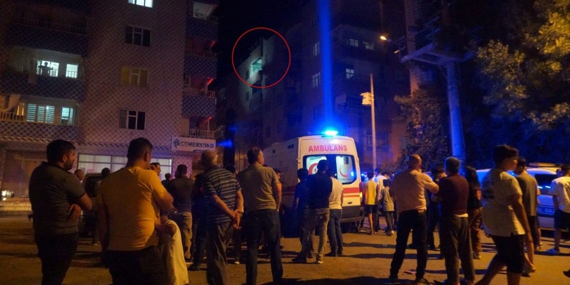 Boşanma kademesindeki eşinin meskenine çatıdan girip ateşe verdi