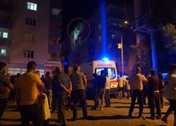 Boşanma kademesindeki eşinin meskenine çatıdan girip ateşe verdi