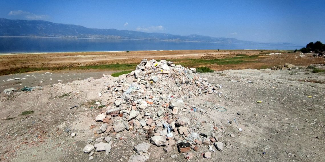 Burdur Gölü kenarına moloz döküldü