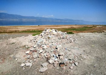 Burdur Gölü kenarına moloz döküldü