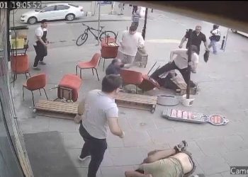 Cadde ortasında tekmeli, yumruklu hengame