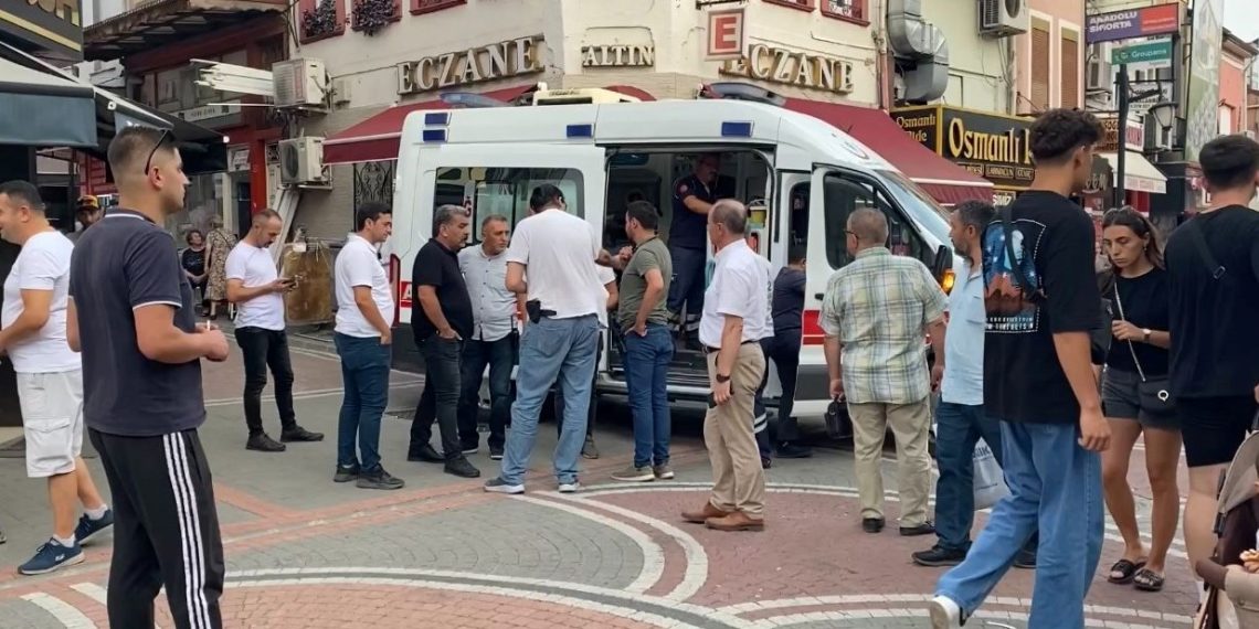 Caddede yürürken başına yorgun mermi isabet etti