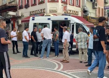 Caddede yürürken başına yorgun mermi isabet etti