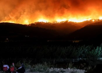 Çanakkale yangınında 736 kişi tahliye edildi