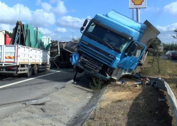 Çekmeköy’de TIR ile kamyonet çarpıştı: 2 yaralı