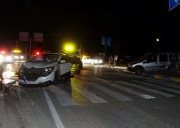 Cip ile hafif ticari araç çarpıştı: 4 yaralı