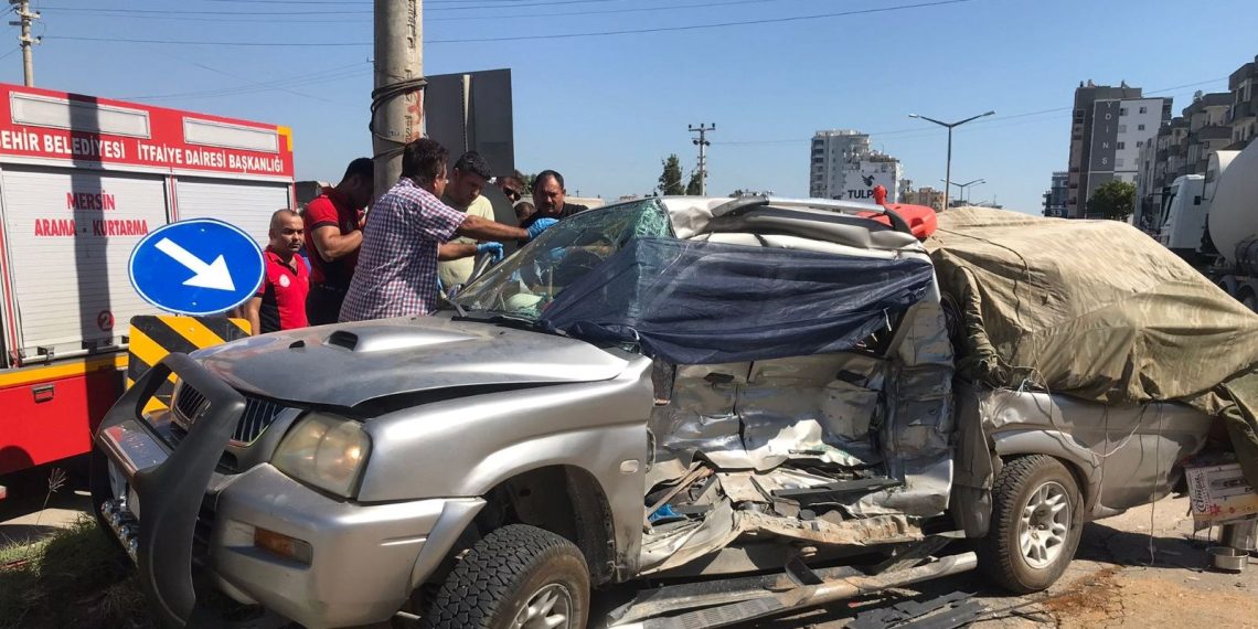 Çöp kamyonu kavşakta kamyonete çarptı: 4 meyyit, 4 yaralı
