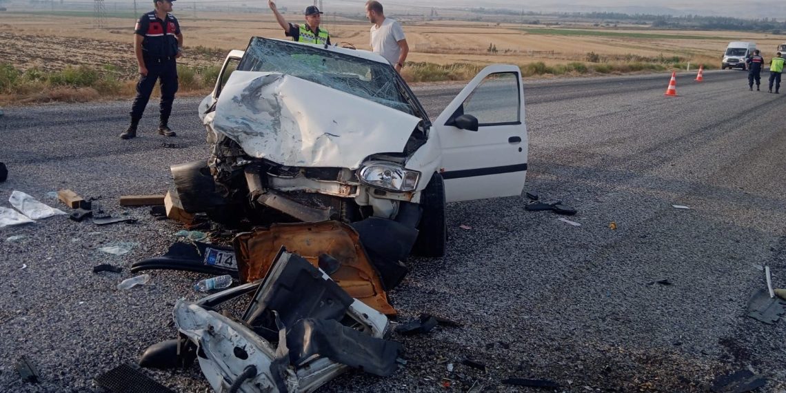 Çorum’da iki araba çarpıştı: 2 meyyit, 5 yaralı