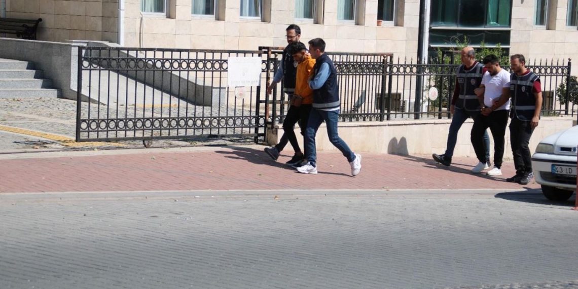 “Devlete yardımınız lazım” diyerek 4 milyon lira dolandırdılar