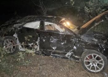 Diyarbakır’da araba şarampole devrildi: 2 yaralı