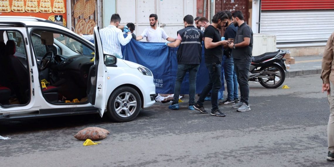 Diyarbakır’da husumetli aileler ortasında silahlı arbede: 3 meyyit, 1 yaralı