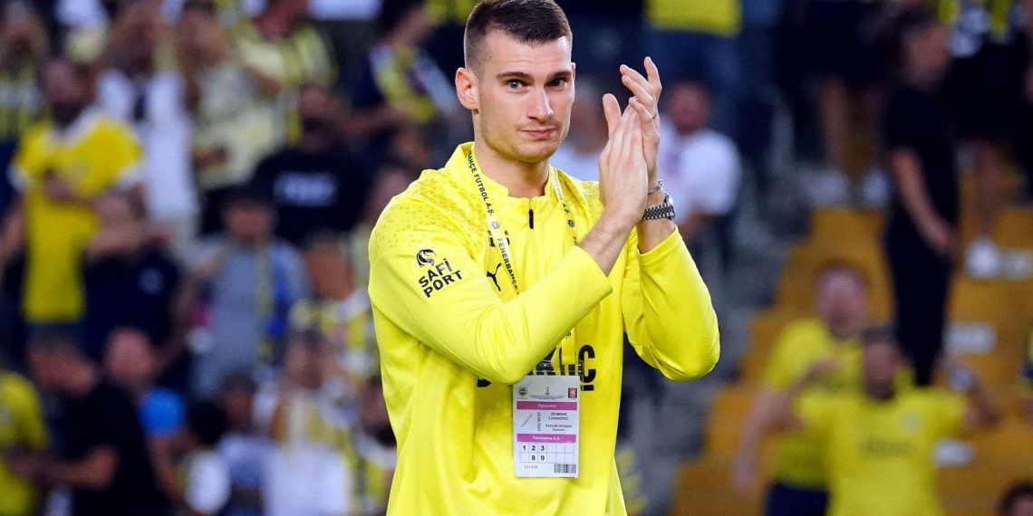Dominik Livakovic, Fenerbahçe taraftarını selamladı