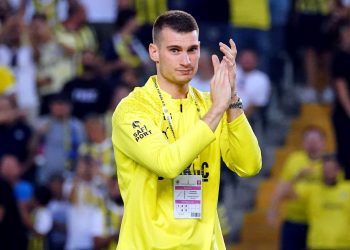 Dominik Livakovic, Fenerbahçe taraftarını selamladı