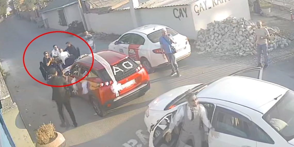 Düğün konvoyunun önü okey masasıyla kesildi