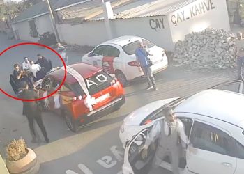 Düğün konvoyunun önü okey masasıyla kesildi