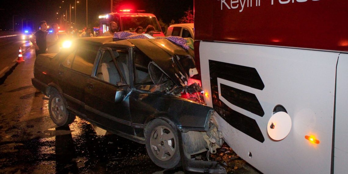 Duran yolcu otobüsüne çarpan arabanın şoförü öldü