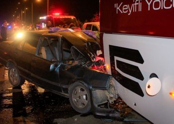 Duran yolcu otobüsüne çarpan arabanın şoförü öldü