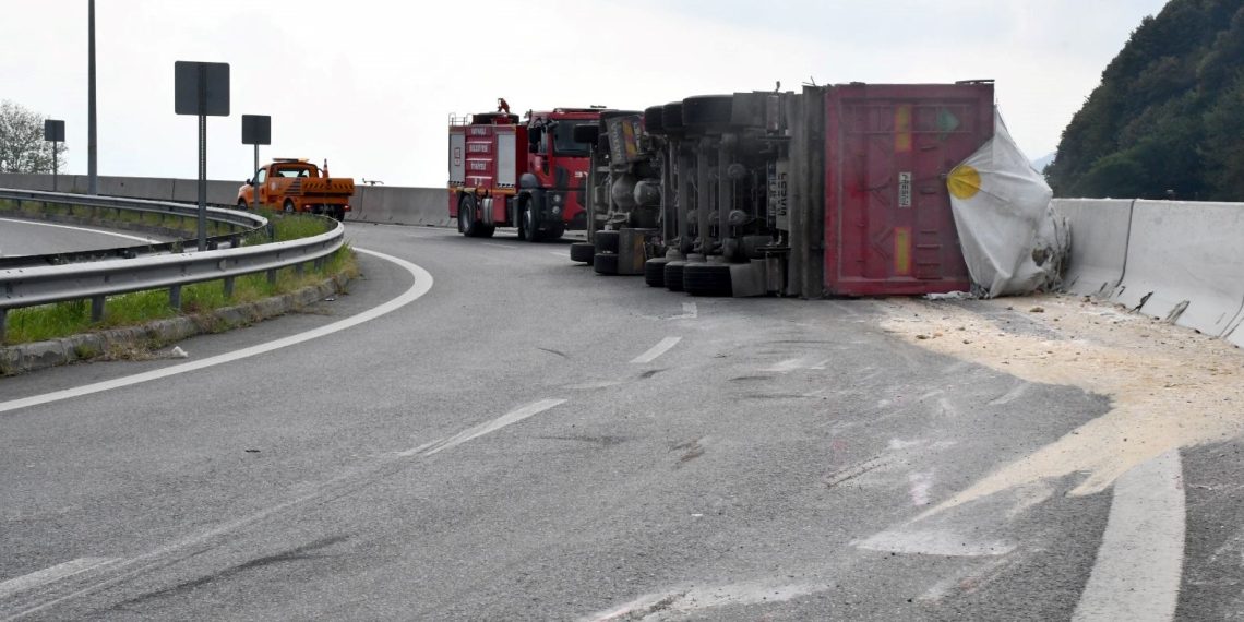 Düzce’de TIR devrildi, ilişki yolu kapandı