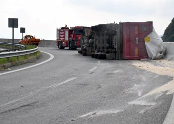 Düzce’de TIR devrildi, ilişki yolu kapandı