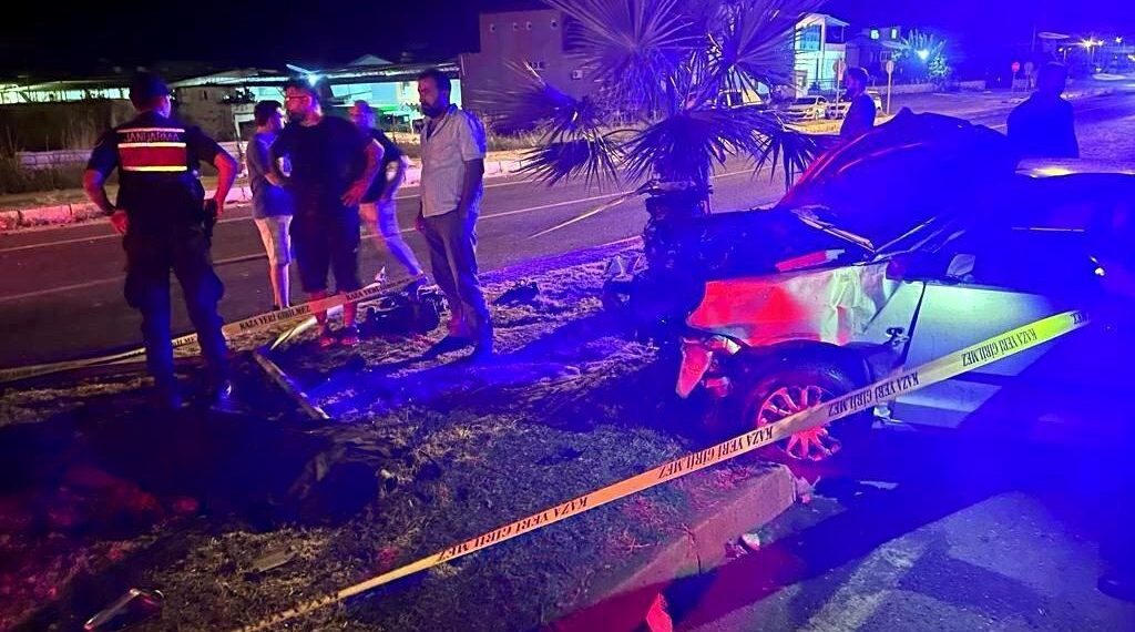 Elektrik direğine çarpan arabanın şoförü öldü