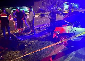 Elektrik direğine çarpan arabanın şoförü öldü