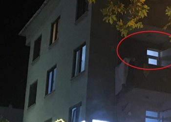 Elinde bıçakla eşini ve 2 yaşındaki çocuğunu esir aldı