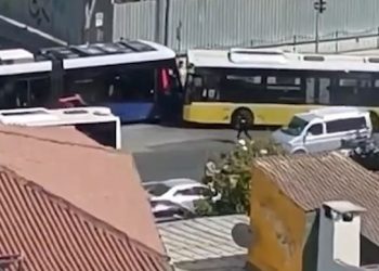 Eminönü’nde İETT otobüsü tramvaya çarptı