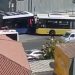 Eminönü’nde İETT otobüsü tramvaya çarptı