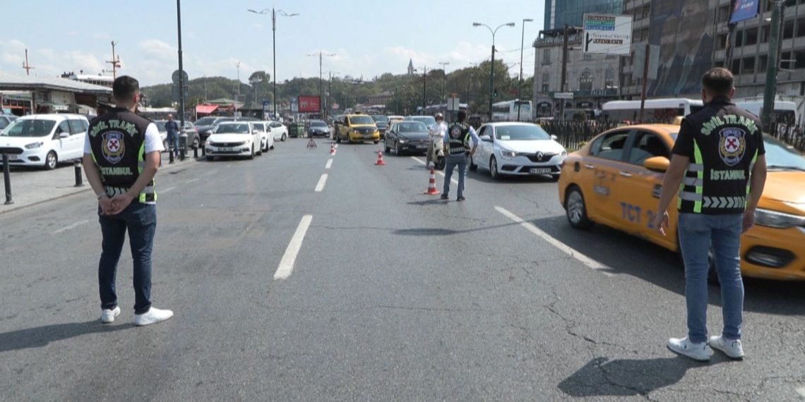 Eminönü’nde taksi kontrolü