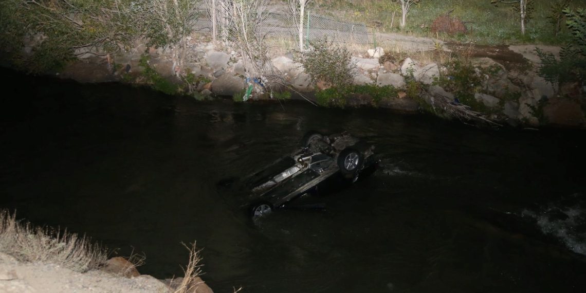 Erzurum’da araba dereye uçtu: 2 meyyit, 3 yaralı