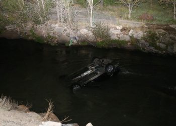 Erzurum’da araba dereye uçtu: 2 meyyit, 3 yaralı